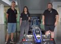 Denis Pallarés, Eva Freire e Óscar Hermida con uno de los monoplazas de temporadas anteriores
( Foto: Universidade de Vigo)