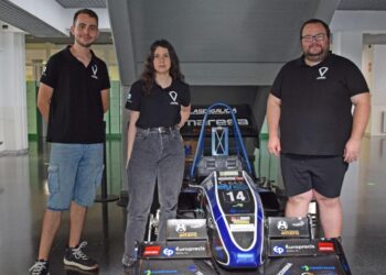 Denis Pallarés, Eva Freire e Óscar Hermida con uno de los monoplazas de temporadas anteriores
( Foto: Universidade de Vigo)