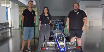 Denis Pallarés, Eva Freire e Óscar Hermida con uno de los monoplazas de temporadas anteriores
( Foto: Universidade de Vigo)