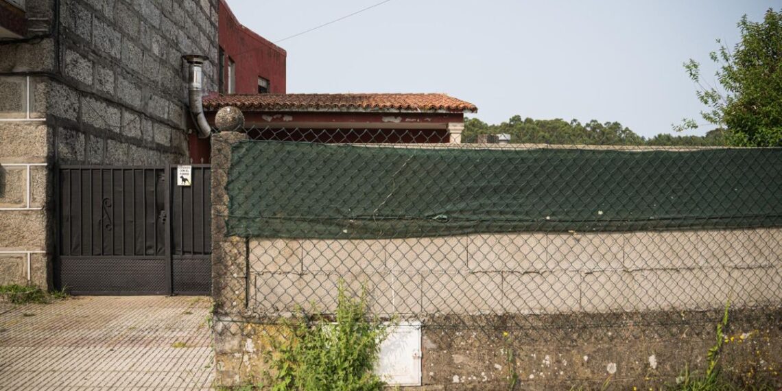 Domicilio en el que se ha practicado uno de los registros en un operativo contra el tráfico de drogas en Arousa (Pontevedra) - ELENA FERNÁNDEZ