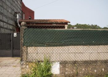 Domicilio en el que se ha practicado uno de los registros en un operativo contra el tráfico de drogas en Arousa (Pontevedra) - ELENA FERNÁNDEZ