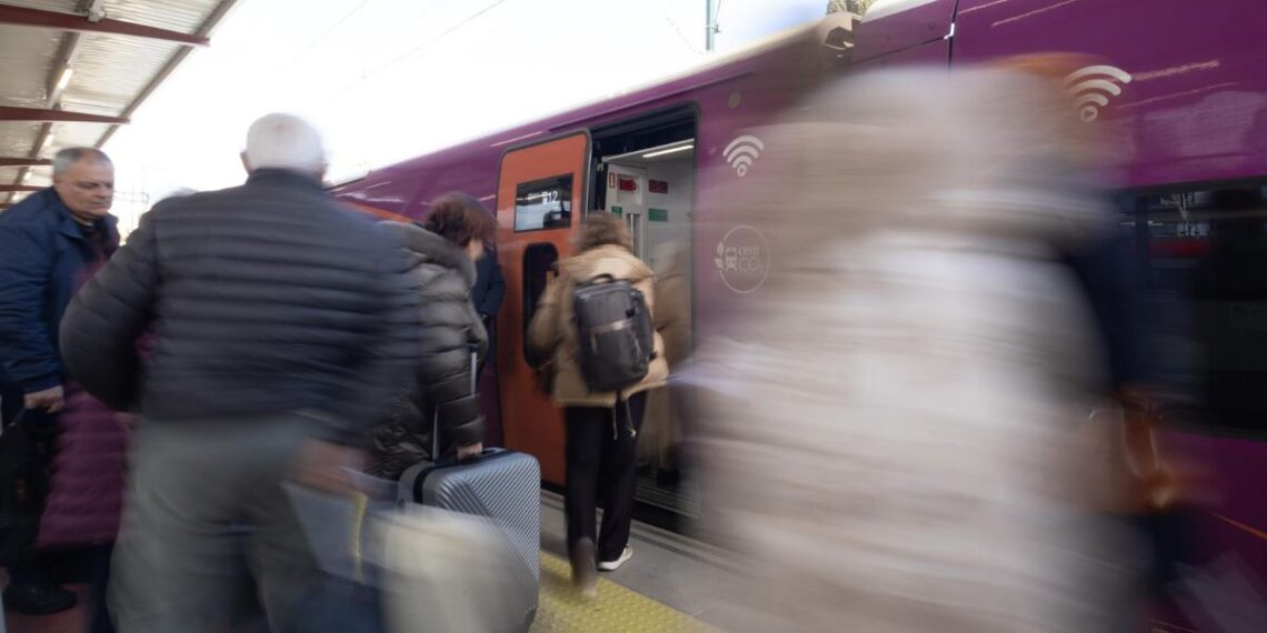 Varios viajeros suben a un tren (Foto: Eduardo Parra / Europa Press).