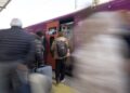 Varios viajeros suben a un tren (Foto: Eduardo Parra / Europa Press).