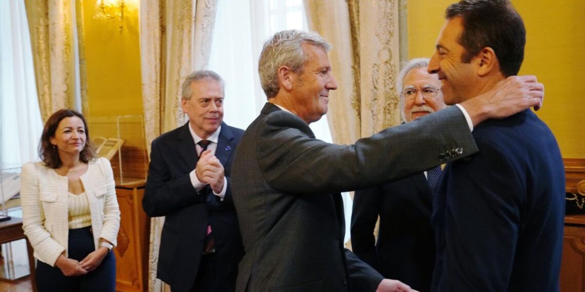El presidente de la Xunta, Alfonso Rueda, abraza al hasta ahora conselleiro do Mar, Alfonso Villares, en el acto de posesión de la nueva conselleira - ÁLVARO BALLESTEROS