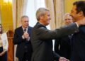 El presidente de la Xunta, Alfonso Rueda, abraza al hasta ahora conselleiro do Mar, Alfonso Villares, en el acto de posesión de la nueva conselleira - ÁLVARO BALLESTEROS