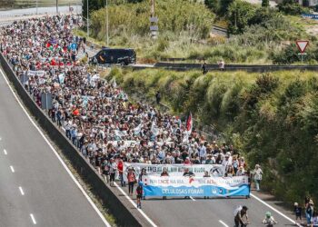 Cientos de personas durante una nueva protesta contra Altri, a 1 de junio de 2025, en Pontevedra // EP