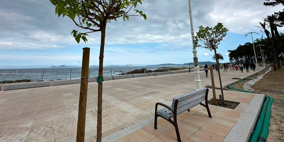 GALERÍA | Cuenta atrás para el nuevo paseo de Samil con "ecobancos" y más playa