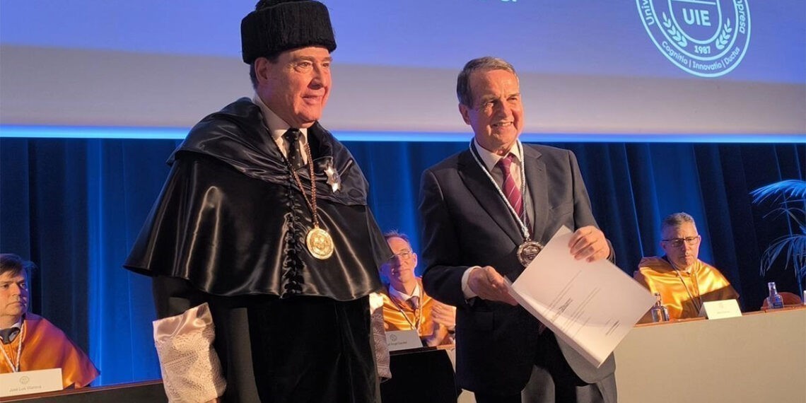 El alcalde de Vigo, Abel Caballero, recibe la Medalla de Honor de la Universidad Intercontinental de la Empresa (UIE), de la mano de su rector, Miguel Ángel Escotet.