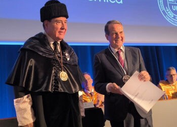 El alcalde de Vigo, Abel Caballero, recibe la Medalla de Honor de la Universidad Intercontinental de la Empresa (UIE), de la mano de su rector, Miguel Ángel Escotet.