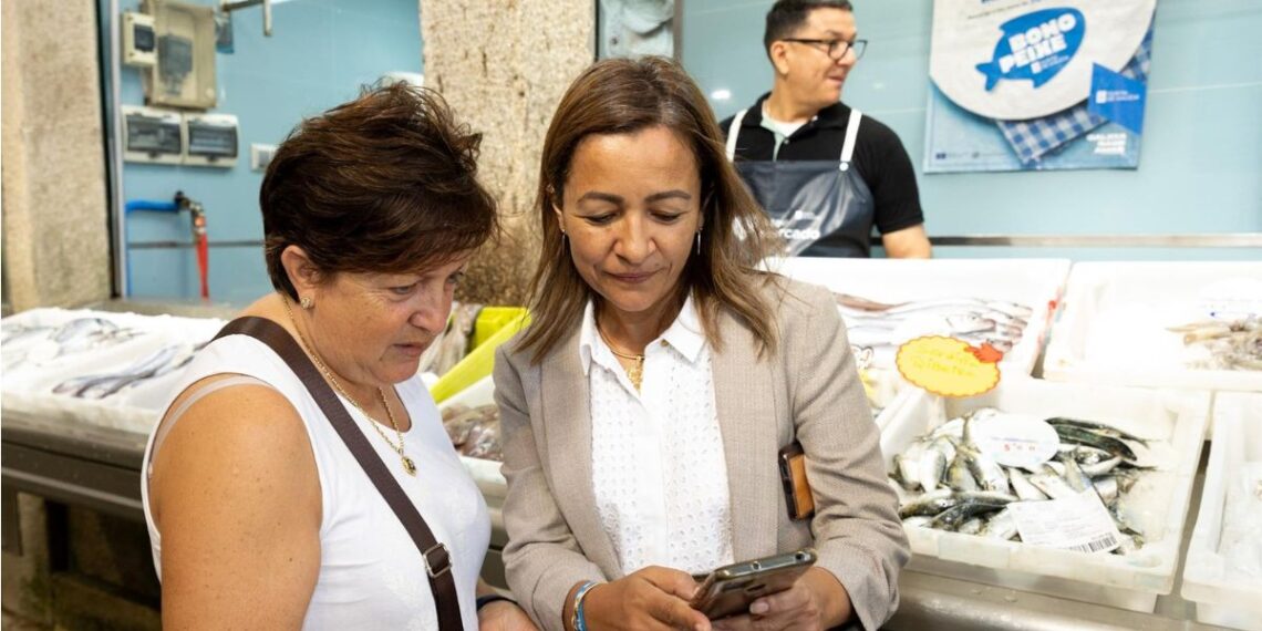 La conselleira do Mar, Marta Villaverde, en la Praza de Abastos de Santiago
- XUNTA DE GALICIA