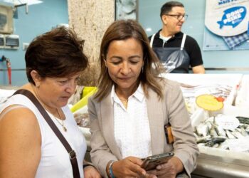 La conselleira do Mar, Marta Villaverde, en la Praza de Abastos de Santiago
- XUNTA DE GALICIA