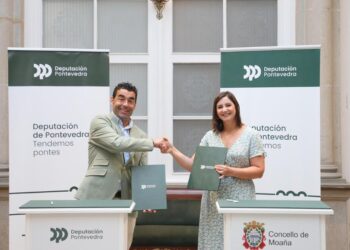El presidente de la Diputación de Pontevedra, Luis López, y la alcaldesa de Moaña, Leticia Santos.
- DIPUTACION PONTEVEDRA