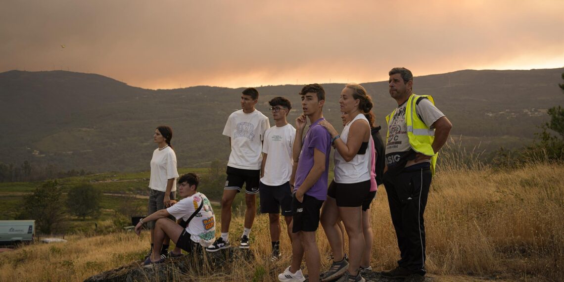 Varias personas observan las labores de extinción, a 30 de julio de 2025, en A Cañiza.
- Adrián Irago - Europa Press