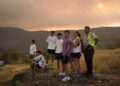 Varias personas observan las labores de extinción, a 30 de julio de 2025, en A Cañiza.
- Adrián Irago - Europa Press
