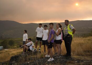 Varias personas observan las labores de extinción, a 30 de julio de 2025, en A Cañiza.
- Adrián Irago - Europa Press