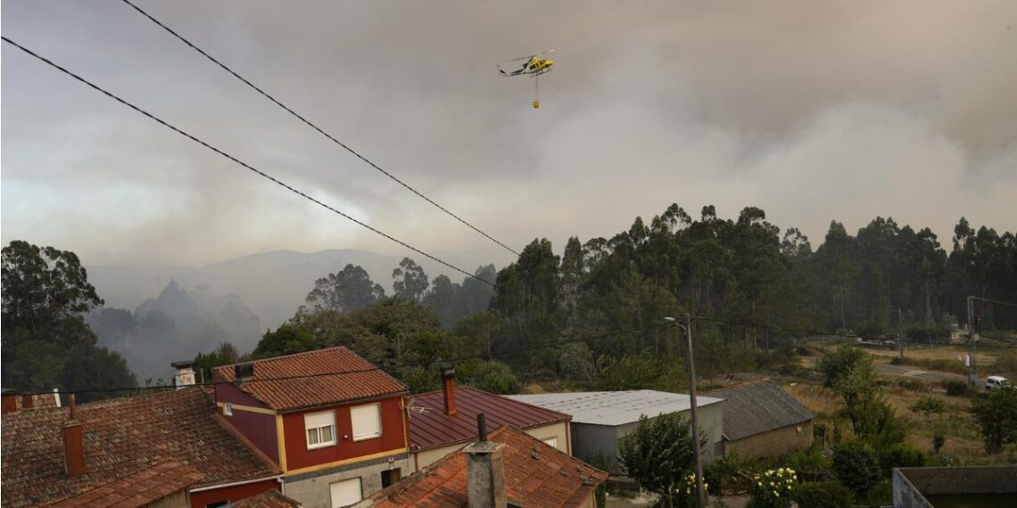 Un helicoptero colabora en las labores de extinción, a 30 de julio de 2025, en A Cañiza, Pontevedra, Galicia (España).
- Adrián Irago - Europa Press