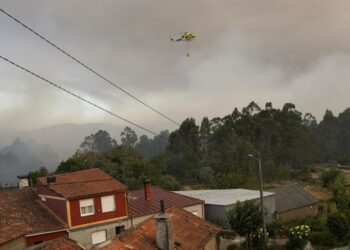 Un helicoptero colabora en las labores de extinción, a 30 de julio de 2025, en A Cañiza, Pontevedra, Galicia (España).
- Adrián Irago - Europa Press