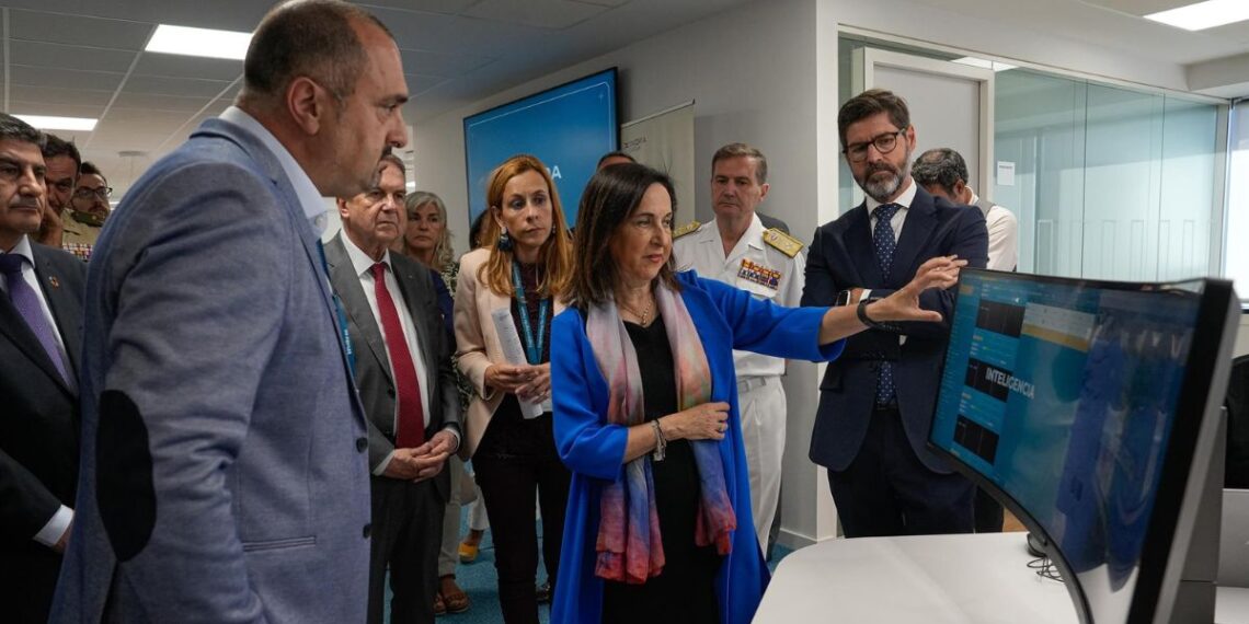 Margarita Robles en las oficinas de Indra en Vigo.
- ADRIAN IRAGO-EUROPA PRESS