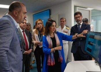 Margarita Robles en las oficinas de Indra en Vigo.
- ADRIAN IRAGO-EUROPA PRESS