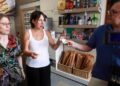 La conselleira de Economía e Industria, María Jesús Lorenzana, en la estación de servicio de Cambados- XUNTA DE GALICIA