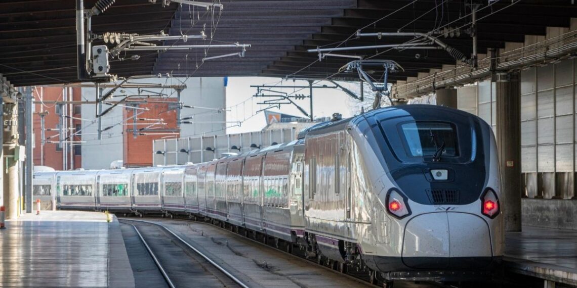 AVE de Renfe con un tren de la serie 106 (Avril)
- RENFE - Archivo  Europa Press