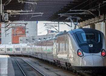 AVE de Renfe con un tren de la serie 106 (Avril)
- RENFE - Archivo  Europa Press