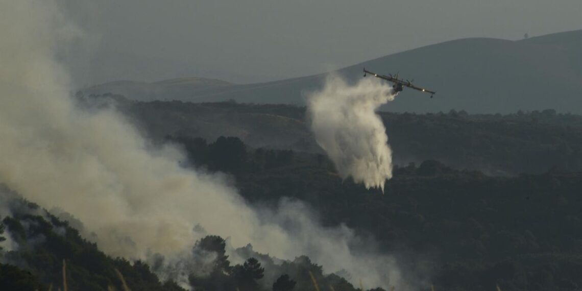 Un avión tira agua sobre el fuego en un incendio de Ourense (Foto: Rosa Veiga / Europa Press)