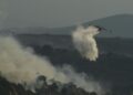 Un avión tira agua sobre el fuego en un incendio de Ourense (Foto: Rosa Veiga / Europa Press)