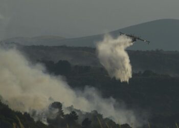 Un avión tira agua sobre el fuego en un incendio de Ourense (Foto: Rosa Veiga / Europa Press)