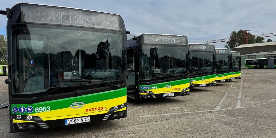 Vitrasa presenta cinco nuevos autobuses en Vigo con su futuro todavía en el aire