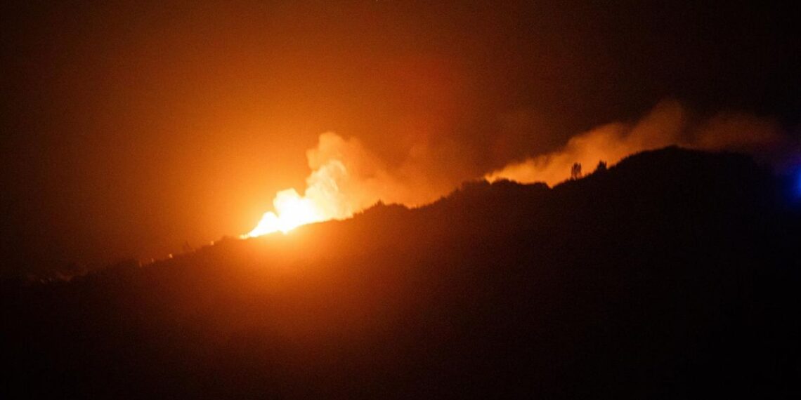 Incendio en Oia (Foto: Adrián Irago / Europa Press).