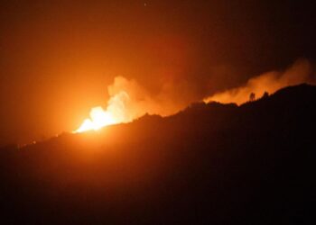 Incendio en Oia (Foto: Adrián Irago / Europa Press).