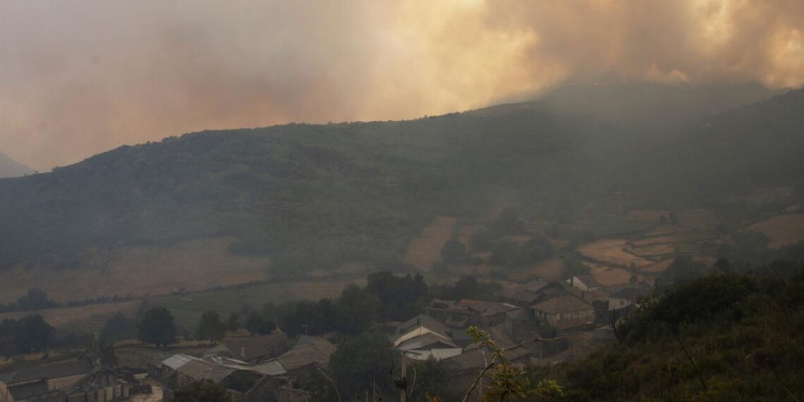 Uno de los incendios en la provincia de Ourense (Foto: Rosa Veiga / Europa Press)