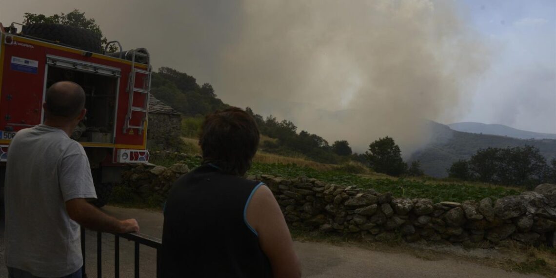 Varias personas observan el incendio en Zamorela, a 11 de agosto de 2025, en Chandrexa de Queixa, Ourense, Galicia (España). Los incendios del verano en Galicia arrasan hasta este 11 de agosto más de 4.000 hectáreas, con el principal fuego en Chandrexa de
- Rosa Veiga - Europa Press