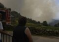 Varias personas observan el incendio en Zamorela, a 11 de agosto de 2025, en Chandrexa de Queixa, Ourense, Galicia (España). Los incendios del verano en Galicia arrasan hasta este 11 de agosto más de 4.000 hectáreas, con el principal fuego en Chandrexa de
- Rosa Veiga - Europa Press