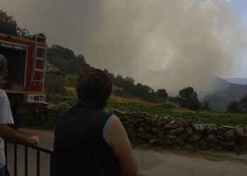 Varias personas observan el incendio en Zamorela, a 11 de agosto de 2025, en Chandrexa de Queixa, Ourense, Galicia (España). Los incendios del verano en Galicia arrasan hasta este 11 de agosto más de 4.000 hectáreas, con el principal fuego en Chandrexa de
- Rosa Veiga - Europa Press