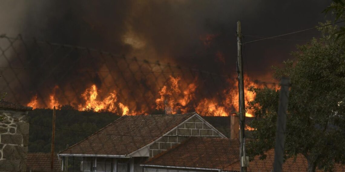 Incendio forestal se acerca a Vilela, a 15 de agosto de 2025, en Vilela, Cualedro, Monterrei, Ourense, Galicia (España).
- Rosa Veiga - Europa Press