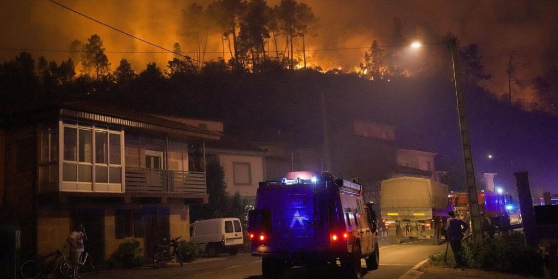 Varios camiones militares tratan de extinguir un fuego, a 17 de agosto de 2025, en Retorta, Laza, Ourense, Galicia (España).
- Adrián Irago - Europa Press