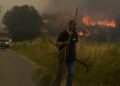 Vecinos y vecinas de Vilela mientras se acercan las llamas a la localidad, a 15 de agosto de 2025, en Vilela, Cualedro, Monterrei, Ourense
- Rosa Veiga - Europa Press