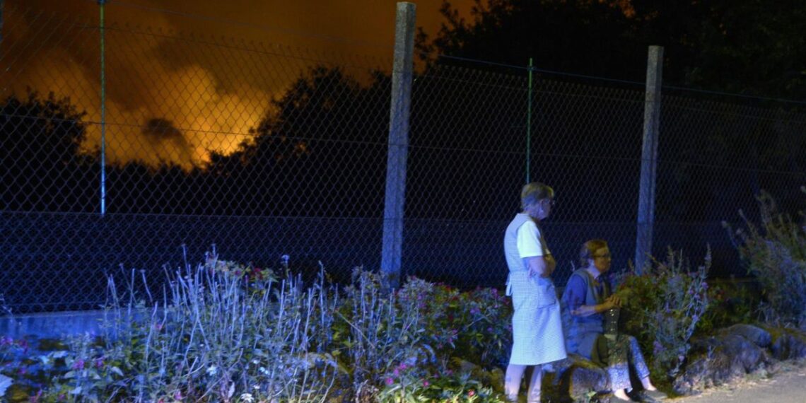 Dos vecinas desveladas por la proximidad del fuego a Rebordondo (Cualedro), a 14 de agosto de 2025.
- Rosa Veiga - Europa Press