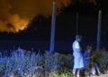 Dos vecinas desveladas por la proximidad del fuego a Rebordondo (Cualedro), a 14 de agosto de 2025.
- Rosa Veiga - Europa Press