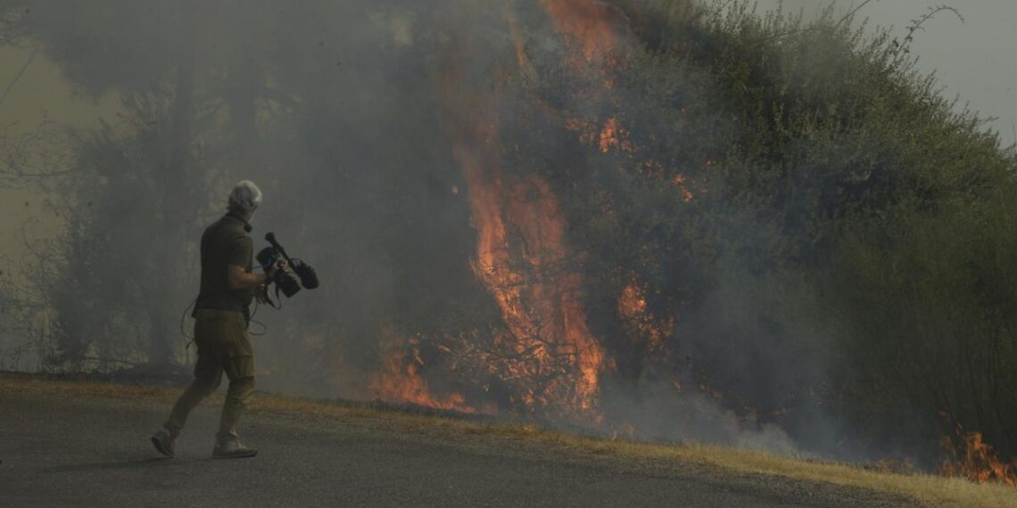 Una persona con cámara de vídeo graba un fuego en el polígono industrial de A Rúa, a 16 de agosto de 2025, en A Rúa, Ourense, Galicia (España).
- Rosa Veiga - Europa Press