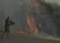 Una persona con cámara de vídeo graba un fuego en el polígono industrial de A Rúa, a 16 de agosto de 2025, en A Rúa, Ourense, Galicia (España).
- Rosa Veiga - Europa Press
