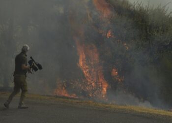 Una persona con cámara de vídeo graba un fuego en el polígono industrial de A Rúa, a 16 de agosto de 2025, en A Rúa, Ourense, Galicia (España).
- Rosa Veiga - Europa Press