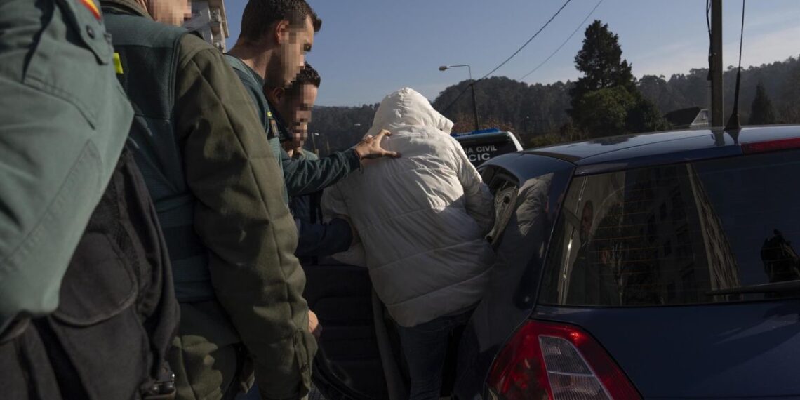 Agentes de la Guardia Civil llevan al presunto asesino del joven Soufian.
- Adrián Irago - Europa Press - Archivo