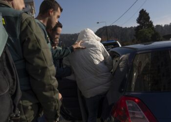Agentes de la Guardia Civil llevan al presunto asesino del joven Soufian.
- Adrián Irago - Europa Press - Archivo