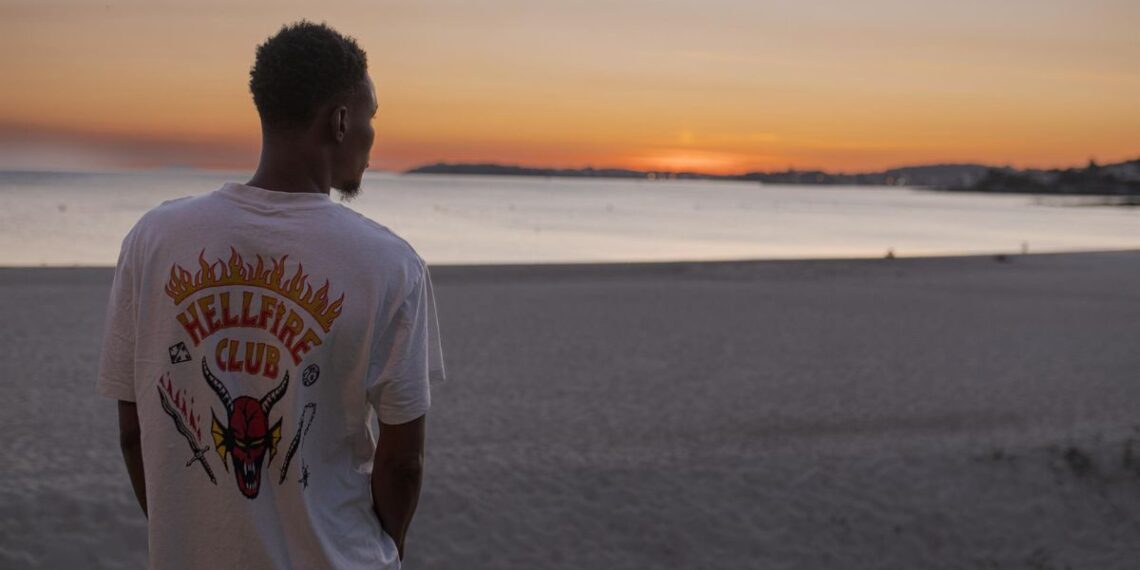 Un migrante observa la playa a su llegada a un hotel de Sanxenxo.
- Elena Fernández - Europa Press - Archivo