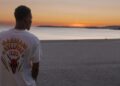 Un migrante observa la playa a su llegada a un hotel de Sanxenxo.
- Elena Fernández - Europa Press - Archivo