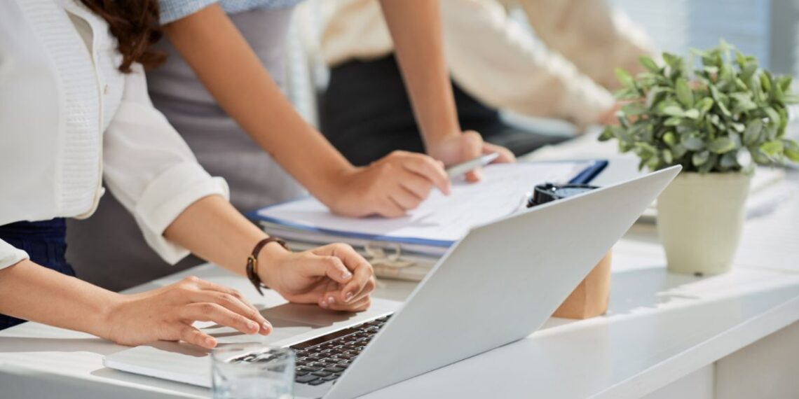 Personas trabajando en un ordenador (Foto: Freepik)
