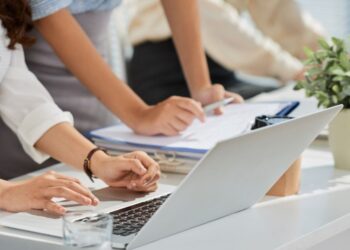Personas trabajando en un ordenador (Foto: Freepik)